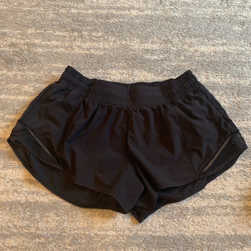 Lululemon- Hotty Hot Low-Rise Lined Short 2.5" size 8